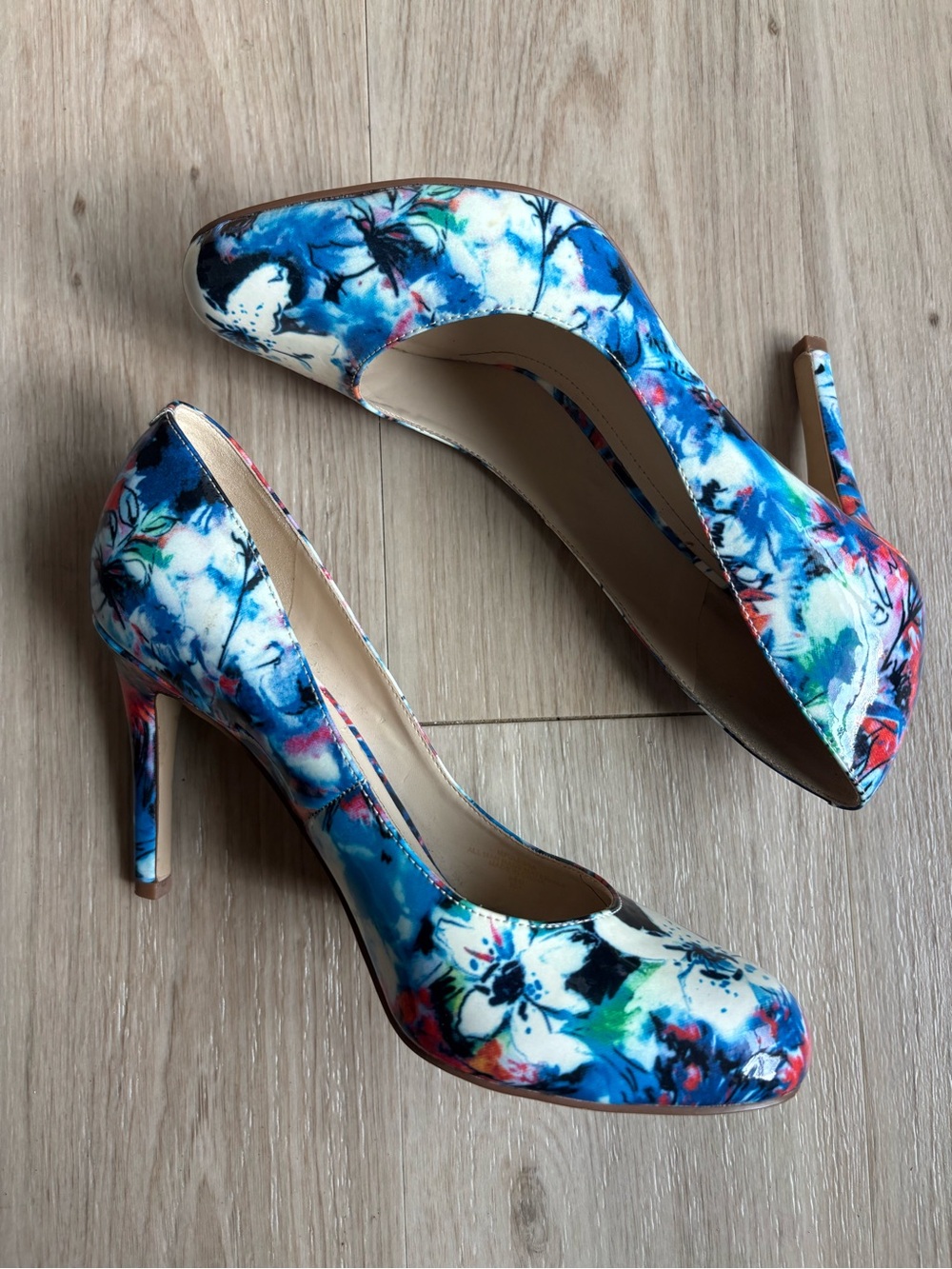 Blue Floral Marc Fisher Women Heels Size: 8.5M
